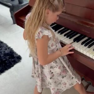 Jésica Cirio Instagram - MI CUMPLE 🎉 
Cada cumpleaños lo vivo con mucha alegría y gratitud. 🙏🏻

Para mí no es una fecha más, sino la oportunidad de celebrar la vida con la gente que forma parte de la mía. Mi hija, mis afectos, mis amigos y mi amor. Este año decido aprender de lo vivido y mirar hacia adelante y seguir construyendo mi camino como siempre lo hice.

Les comparto algunos momentos de mi festejo de hoy. 🥰