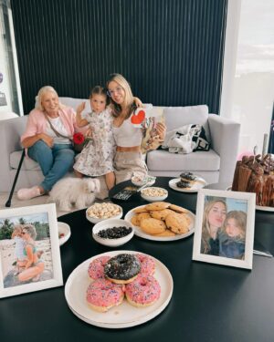 Jésica Cirio Instagram - MI CUMPLE 🎉 
Cada cumpleaños lo vivo con mucha alegría y gratitud. 🙏🏻

Para mí no es una fecha más, sino la oportunidad de celebrar la vida con la gente que forma parte de la mía. Mi hija, mis afectos, mis amigos y mi amor. Este año decido aprender de lo vivido y mirar hacia adelante y seguir construyendo mi camino como siempre lo hice.

Les comparto algunos momentos de mi festejo de hoy. 🥰
