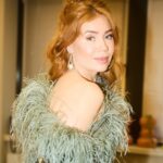 Palina Rojinski Instagram - Waaah, seit gestern Abend strahlt mein Herz wie tausend Sternschnuppen wenn ich an @masked.singer.germany denke! ✨💖💫 Was für eine herrliche und lustige Show! Ich hoffe, es hat euch auch gefallen!! 😊 Was war euer Highlight? 
Kommenden Samstag geht das große Spektakel weiter: 20:15 Uhr auf Pro 7 gibt’s für euch eine neue Show zum Staunen und Raten!
Danke an alle, die uns dieses bunte Feuerwerk beschert haben und Danke für ein so schönes und liebevolles Feedback jetzt schon xo 💋