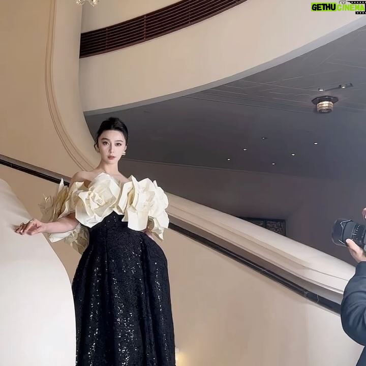 Fan Bingbing Instagram - In the spirit of giving at The Children Ball in @rosewoodhongkong. 🫶 @wempfoundation @nakedheartfoundation @adriancheng @natasupernova 

Dress: @richardquinn Fall/Winter 2024, coordinated by @wishgui3
HMU: @huyiyin8
Photography: @shayneyzs
PR & Management: @jerseychong