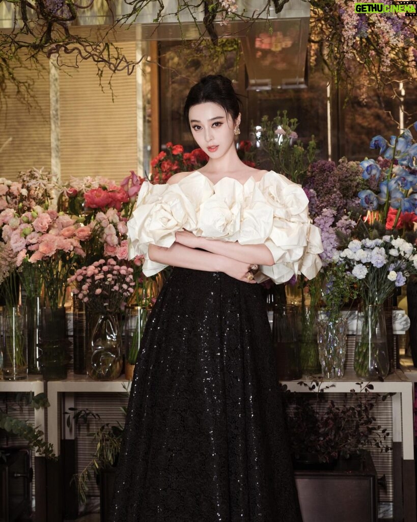 Fan Bingbing Instagram - In the spirit of giving at The Children Ball in @rosewoodhongkong. 🫶 @wempfoundation @nakedheartfoundation @adriancheng @natasupernova 

Dress: @richardquinn Fall/Winter 2024, coordinated by @wishgui3
HMU: @huyiyin8
Photography: @shayneyzs
PR & Management: @jerseychong