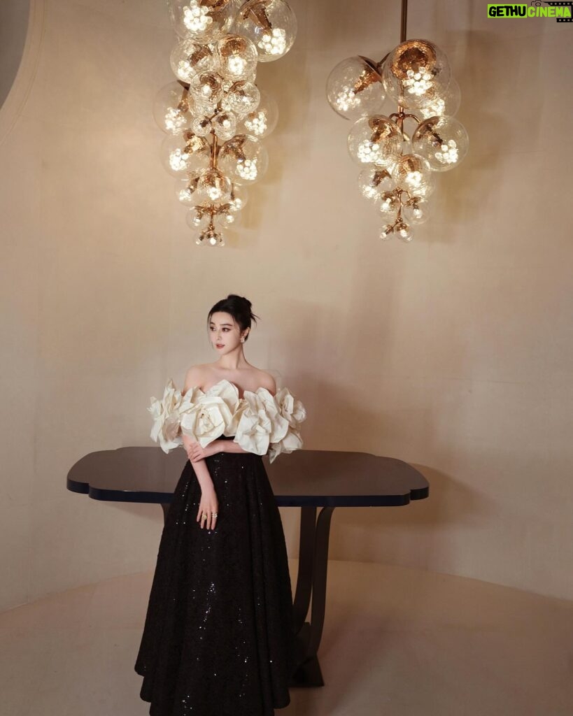 Fan Bingbing Instagram - In the spirit of giving at The Children Ball in @rosewoodhongkong. 🫶 @wempfoundation @nakedheartfoundation @adriancheng @natasupernova 

Dress: @richardquinn Fall/Winter 2024, coordinated by @wishgui3
HMU: @huyiyin8
Photography: @shayneyzs
PR & Management: @jerseychong