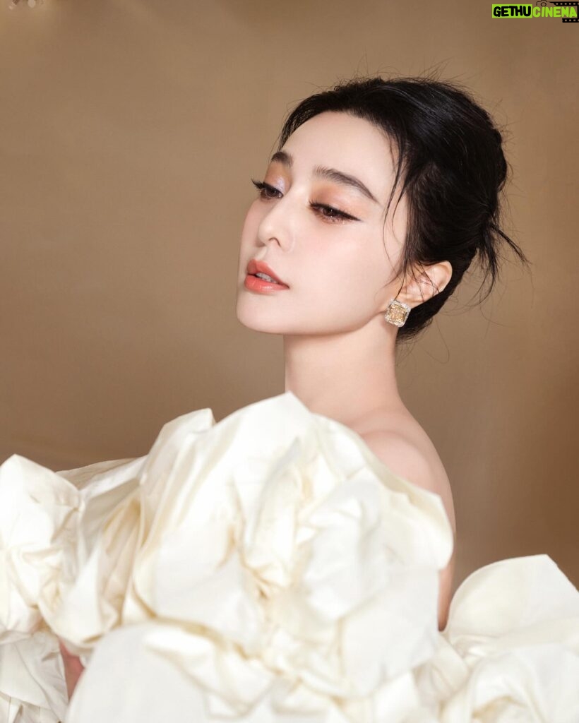 Fan Bingbing Instagram - In the spirit of giving at The Children Ball in @rosewoodhongkong. 🫶 @wempfoundation @nakedheartfoundation @adriancheng @natasupernova 

Dress: @richardquinn Fall/Winter 2024, coordinated by @wishgui3
HMU: @huyiyin8
Photography: @shayneyzs
PR & Management: @jerseychong