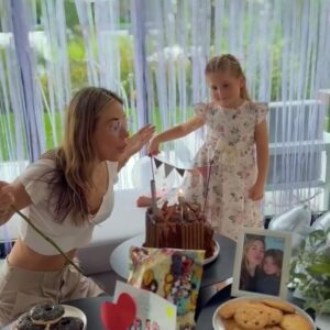 Jésica Cirio Instagram - MI CUMPLE 🎉 
Cada cumpleaños lo vivo con mucha alegría y gratitud. 🙏🏻

Para mí no es una fecha más, sino la oportunidad de celebrar la vida con la gente que forma parte de la mía. Mi hija, mis afectos, mis amigos y mi amor. Este año decido aprender de lo vivido y mirar hacia adelante y seguir construyendo mi camino como siempre lo hice.

Les comparto algunos momentos de mi festejo de hoy. 🥰