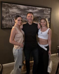 Fabiola Guajardo Instagram - Visita express a Miami, no podría perderme estar junto a @ferguajas en este día tan importante cumpliendo uno más de sus sueños, esta vez con la apertura de su restaurante @cidramiami un lugar lleno de sabor y mucho amor, que orgullo presumir y compartir noticias bonitas como esta. 
Felicidades Guapi!!! Eres un bonito ejemplo de que lo que sueñas lo puedes lograr!! Sé todo el corazón que le pusiste a esto!! ♥️

1. @dior 🧋✨
2. 💤
3. Entre tu vida y la mía 🎶
4. Late #2 por que llegué en vivo 👽
5. 🤳🏻 @ferguajas
6. Cuánto lleva de agua?? 
7. Uff Shrimp causa 🥂
8. Brindando con el que me aventaba zapatos a la cuna, la vida y sus vueltas 🤣
9. 😮‍💨 @cidramiami 
10. Foto con el 👨🏻‍🍳! Atención personalizada 5 ⭐️
