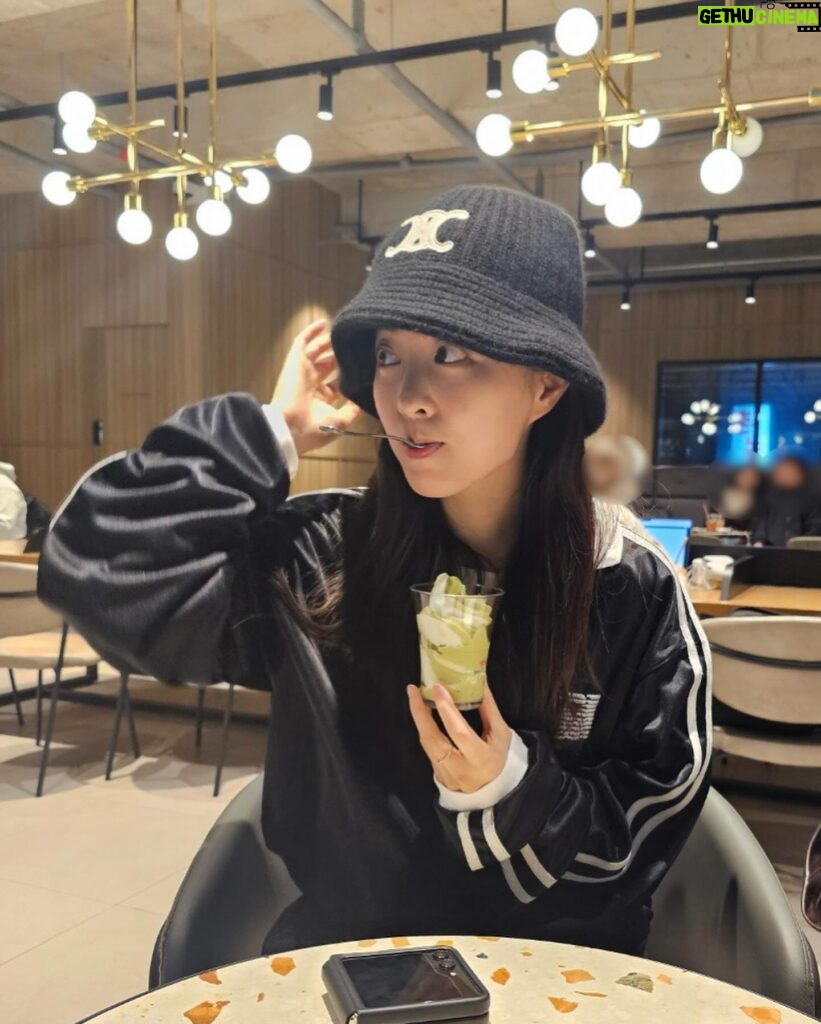 Park Bo-young Instagram - 🍦😋