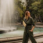 Regina Blandón Instagram - Regresa el Jumpsuit de Regina Blandón pero ahora más fresco que nunca. El nuevo jumpsuit verde olivo es perfecto para estos días de calor ☀️
20% de tu compra se destina a días de refugio para mujeres en situación de violencia a través de la @redrefugiosmx 

#igualdad #igualdaddegénero #modaconsciente #slowfashion #fashionrevolution #outfitinspo #impactosocial