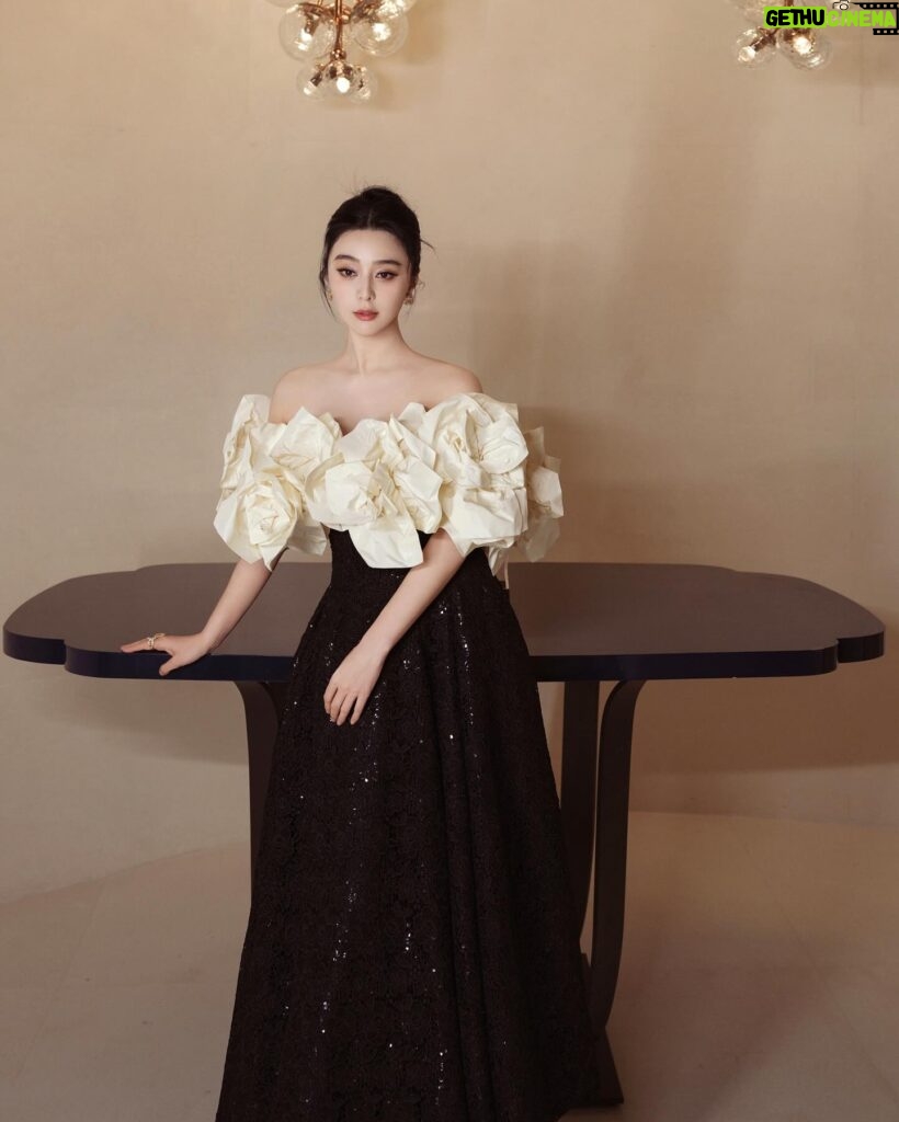 Fan Bingbing Instagram - In the spirit of giving at The Children Ball in @rosewoodhongkong. 🫶 @wempfoundation @nakedheartfoundation @adriancheng @natasupernova 

Dress: @richardquinn Fall/Winter 2024, coordinated by @wishgui3
HMU: @huyiyin8
Photography: @shayneyzs
PR & Management: @jerseychong