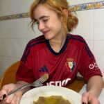 Clara Galle Instagram - Mira, es algo que te conmueva hasta la raíz. Da igual lo que sea, de dónde venga o quién te lo diga. Tenía hambre de temblar por algo cotidiano; quería llegar, dejar de construir hacia arriba y admirar cómo se desplomaba el castillo desde el jardín, sin preocuparme por el estruendo que producía al caer. La única opción era rendirse. Hacer lo de siempre. 
Hay un privilegio inmenso en poseer unos escombros.🦥

(Cardo para comer, unos Amigos, pedir por favor harina a la vecina, la bici, la mirada que no soportas mantener, la luz perfecta, cascar la tabla, decir chorradas.)