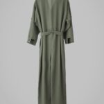 Regina Blandón Instagram - Regresa el Jumpsuit de Regina Blandón pero ahora más fresco que nunca. El nuevo jumpsuit verde olivo es perfecto para estos días de calor ☀️
20% de tu compra se destina a días de refugio para mujeres en situación de violencia a través de la @redrefugiosmx 

#igualdad #igualdaddegénero #modaconsciente #slowfashion #fashionrevolution #outfitinspo #impactosocial