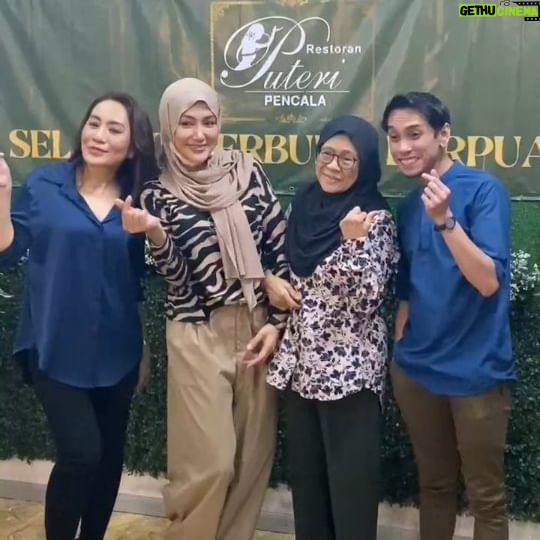 Erra Fazira Instagram - Alahmdulillah  Acara tahunan kami 😃 setelah sekian lama berjanji.. akhirnya dapat berbuka bersama di Restaurant  Puteri Penchala.. Makanan sumpah sedap! Kuih muih, bakar2, yong taw foo, murtabak, laksa johor, soto.. segala macam.. Bak kata owner, Dt @habsahhassanmj.. "semua ada dik.. mak bapak je tak ada!" 😄 🤣 

Uol yg tak tau nak pi mana berbuka puasa ni!? Takyah pening2.. bole berbuka di restaurant puteri atas bukit di Penchala. 
Contact 0123147652 atau 01128820446 utk reservation.. ❤️ 

Kak long @amelinaamirsharipuddin semakin cantik, semakin slim.. moga dikau terus dimurahkan rezeki dan dberi kebahagiaan dunia akhirat.. Andai bertemu jodoh, moga yg mendamaikan buat kau sekeluarga babe! ❤️ Ingatttt.. kita dah 5 series 😄 🤣 

Adinda @thisisnaqiu yg semakin muda remaja.. Happy lihat kejayaan demi kejayaan yg dilakarkan.. Teruskan usaha awak.. semoga rezeki yg dtg tidak putus2.. kejayaan tiada berpenghujung dan kebahagiaan milik awak sekeluarga. Keyword buat awak.. VERSATILE!! 👍 😃 

@murshid_eunos .. jgn abaikan  pesanan kita tu tauuu.. No No No Nooooo... 😉