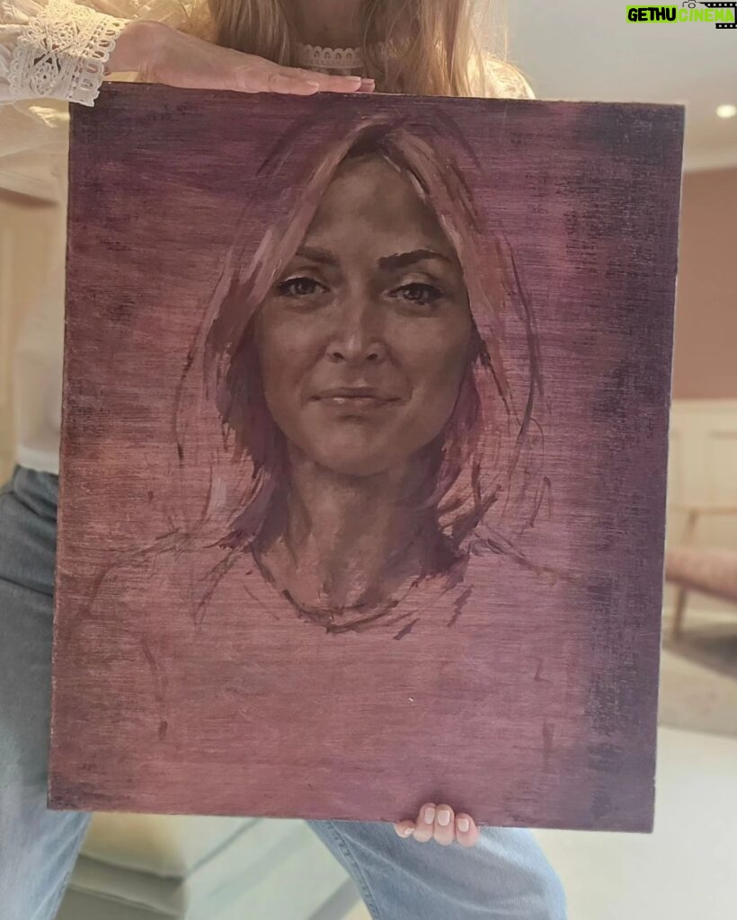 Fearne Cotton Instagram - Yesterday was a peach. We got to visit my pal @jonathanyeo studio and pick up my painting. 
During one of the lockdowns Jonny painted a few friends over video call and filmed the sittings so we could see his process. 
I've been a nerdy, mega fan of Jonny's work for many years and am hugely inspired by the way he uses colour and by his versitle technique. 
 I'm also obsessed with the parts of Jonny's paintings that he leaves undone. My translation of those areas of canvas are a nod to the parts of the sitter we don't know. The parts of the person that they themselves are still discovering. 
Yesterday we were all wide eyed taking in so many incredible pieces in his studio. A memorable afternoon and one that has kicked me up the bum to get my brushes out soon. I've painted and loved art from a young age and it remains one of the best ways for me to calm my racing mind and feel totally euphoric throughout. 
It was a honour to be painted by Jonny and I will treasure this piece for ever.