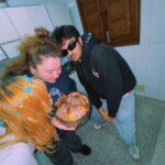 Clara Galle Instagram - Mira, es algo que te conmueva hasta la raíz. Da igual lo que sea, de dónde venga o quién te lo diga. Tenía hambre de temblar por algo cotidiano; quería llegar, dejar de construir hacia arriba y admirar cómo se desplomaba el castillo desde el jardín, sin preocuparme por el estruendo que producía al caer. La única opción era rendirse. Hacer lo de siempre. 
Hay un privilegio inmenso en poseer unos escombros.🦥

(Cardo para comer, unos Amigos, pedir por favor harina a la vecina, la bici, la mirada que no soportas mantener, la luz perfecta, cascar la tabla, decir chorradas.)