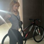 Clara Galle Instagram - Mira, es algo que te conmueva hasta la raíz. Da igual lo que sea, de dónde venga o quién te lo diga. Tenía hambre de temblar por algo cotidiano; quería llegar, dejar de construir hacia arriba y admirar cómo se desplomaba el castillo desde el jardín, sin preocuparme por el estruendo que producía al caer. La única opción era rendirse. Hacer lo de siempre. 
Hay un privilegio inmenso en poseer unos escombros.🦥

(Cardo para comer, unos Amigos, pedir por favor harina a la vecina, la bici, la mirada que no soportas mantener, la luz perfecta, cascar la tabla, decir chorradas.)
