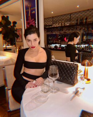 Merve Boluğur Instagram - Bir Merve Boluğur klasiği siyah vazgeçilmezim kıyafette biliyorsunuz..kırmızı rujla tamamladım..kıyafetim arkadaşımın tasarımı @duygu ...oldu bence🖤