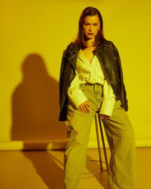 Anna-Maria Sieklucka Instagram - Your soul knows when it’s time to close the chapter - bye bye my long hair era ✌🏻 I’m so ready for the woman I have become 🤍
.
.
.
#mixofme #new #newchapter #newera