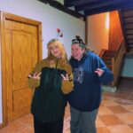 Clara Galle Instagram - Mira, es algo que te conmueva hasta la raíz. Da igual lo que sea, de dónde venga o quién te lo diga. Tenía hambre de temblar por algo cotidiano; quería llegar, dejar de construir hacia arriba y admirar cómo se desplomaba el castillo desde el jardín, sin preocuparme por el estruendo que producía al caer. La única opción era rendirse. Hacer lo de siempre. 
Hay un privilegio inmenso en poseer unos escombros.🦥

(Cardo para comer, unos Amigos, pedir por favor harina a la vecina, la bici, la mirada que no soportas mantener, la luz perfecta, cascar la tabla, decir chorradas.)