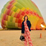 Beauty Gonzalez Instagram - In these days of Supersonic Flight, 
Space Travel and flying Cars, 
 it almost seems silly to go up on a Hot Air Balloon,
Yet here I am. 🧡

I’m a bit of a romantic I’m afraid,
Slow food, slow hands.
I believe in Time Travel, 
Past Lives, 
a Parallel Universe.
Mostly I believe in Magic.
The power of the mind, And mind over matter.
So when I can, 
I take flight.
Floating across this universe slowly,
in a reverie of reality ..
And imagination. 🩵

Won’t you take a ride with me 
on my beautiful balloon?? 🩷