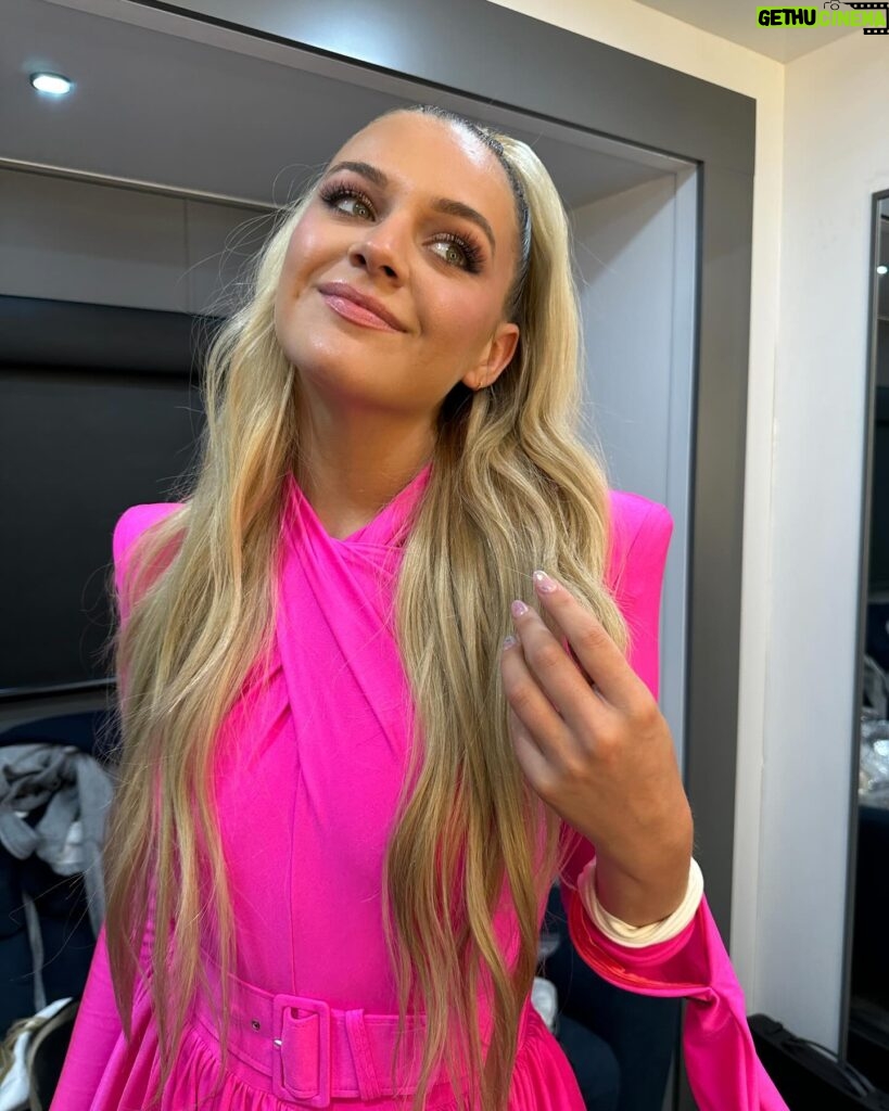 Kelsea Ballerini Instagram - ✨🌈🫶GET YOUR GLITTER READY QUEENS, IM A GUEST JUDGE ON THE ICONIC @rupaulsdragrace TONIGHT on @mtv 🫶🌈✨