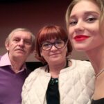 Kristina Asmus Instagram - Это мои родители. Игорь Львович и Рада Викторовна 💜

А сегодня папе исполнилось 65 лет. Я папина дочка и во многом похожа на него. Я узнаю в себе папу буквально во всём - в пластике, смехе, в жидких волосах 😅 Я тоже терпила )))) и лучше уступлю, чем полезу куда-то. Я как и папа сначала думаю о других, а потом о себе. Мой папа пахарь и сумасшедший трудоголизм и выдержка у меня от него. Я не помню ни одного выходного у папы 😨 А теперь и я так живу)) Мой папа очень начитанный, образованный, интеллигентный, скромный, воспитанный человек. У него были прекраснейшие родители, мои любимые бабушка с дедушкой, которых уже нет…. Я с ними была близка, как ни с кем 🔗
В детстве я называла папу ходячая энциклопедия, а в 16 лет спросила сбреет ли он когда-нибудь свои усы? Папа ответил, что когда я снимусь в хорошем кино. Пока не сбрил 😂😂😂 То ли он не смотрит мои работы, то ли пока ждём 😂
Да, у нас не было дружбы и разговоров. Папа бережлив на нежность. Меня не поздравляли с праздниками, не говорили, что любят, никогда не обнимали, но я всегда чувствовала эту любовь и поддержу 💭 Я знала, что папа всё делает для нас. У нас с ним очень крепкая ментальная связь 👐🏻
Пап. Спасибо за огроменную библиотеку в доме, которую я в детстве и подростковом возрасте прочла до дыр. Спасибо, что своим примером показывал, что образование и труд - необходимость. Спасибо за главную мою силу - преданность. И что СВОИ - это самое главное в жизни 🌿
Я люблю тебя, пап. С Днём рождения! Я желаю тебе только здоровья. И давай уже сделаем зубы, ну пожааааалуйста))
Это фото с премьеры фильма «Текст». И да, папа видел его. И да, папа мной гордится. Но усы не сбрил 😂
