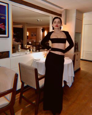 Merve Boluğur Instagram - Bir Merve Boluğur klasiği siyah vazgeçilmezim kıyafette biliyorsunuz..kırmızı rujla tamamladım..kıyafetim arkadaşımın tasarımı @duygu ...oldu bence🖤
