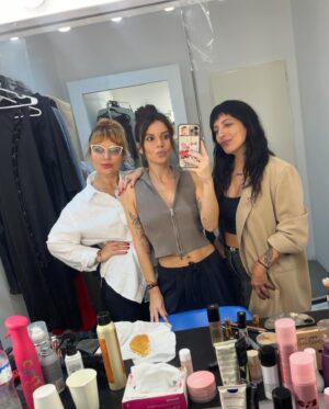 Gimena Accardi Instagram - ahorita ya, con juana. hermosa mesazaa 💘 @juanavialeoficial @lamesazarg 

💅🏼el lookazo:
Make up: @verofioravanti
Pelo: @magbeyfeld
Styling: @marianoradetichok para @inside_studios 
Vestido: @juacantillo para @seluoficial 
Zapatos: @lachicadelosstilettos
Accesorios: @jitric_jc
Content Creator: @nicobrizio
