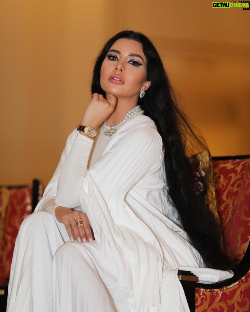 Lamitta Frangieh Instagram - Dubai Nights 🌙✨
Outfit @musedboutique 
📸 @se3aphotography 
Makeup @lasirenegroup 
@palazzoversacedubai 
.
.
#dubainight #lamittafrangieh #palazzoversacedubai #brunette #iconic #ladyinwhite
