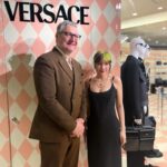Riisa Naka Instagram - ヴェルサーチェのブランド最⼤級のポップアップストアが
阪急うめだ本館3階 モード ポップ アップ サーカスにて
本日の4⽉3⽇(水)～28日(日)までオープン🌹

今日はポップアップ初日💖
阪急うめだに遊びに行ってきました✈️✨

昨年のミラノコレクションで発表されたメデューサ'95✨ミラノでショーをみたその日からとっても楽しみにしていてやっと日本でお目にかかれた🥹💕
ダイアナ妃が当時使用していたハンドバッグからインスピレーションを得て作られたトップハンドルバッグが中心となりたくさんの新作をチェックできる今回のチャンスをお見逃しなく💋

プリクラもあったり楽しかったぁ😻
社長のパスクアレ・デ・サンティスさんともミラノぶりにご挨拶できました✨

私の目星はピンクのリボンバレエシューズ🩰とカチューシャ🎀✨スーパーモテ💕💕💕

@Versace
#Versace
#VersaceMoments
#VersaceSS24
#VersaceIcons
#PR