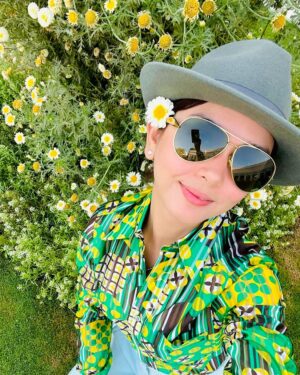 Beauty Gonzalez Instagram - Everyday Bloom 🌼
