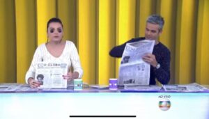 Monica Iozzi Instagram - #tbt direto de 2015. Eu e meu amado @otaviano estavámos homenageando os 90 anos do jornal O GLOBO. Aproveitei a ocasião para me caracterizar como um dos apresentadores de jornalismo da Globo.
Meio que deu ruim depois, mas valeu a diversão!
Saudade de ser apresentadora. Quem sabe eu volto à função daqui a pouco… 🥰