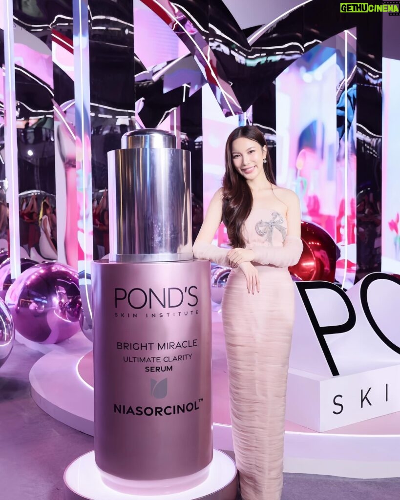 Worranit Thawornwong Instagram - งานสวยเกิ้นนนนน ✨ ครั้งแรกในเอเชีย กับ Pop-up Store ของ Pond’s Skin Institute งานนี้ POND‘S เขาจัดงานMiracles Happen ยิ่งใหญ่จริงๆ ที่กรี๊ดสุดคือได้เจอ TZUYU ด้วย 🌷💗 

ต้องมีแล้วนะ ! POND’S Bright Miracle Serum 💓 ปรับสูตรใหม่จริงจังเรื่องวิทยาศาสตร์มากขึ้น เพราะส่วนผสมสุดปังอย่าง Niasorcinol™️ ช่วยผิวสวยกระจ่างใสกันไปเลย 🌷✨ 

@pondsthailand 

#PondsTH
#MiraclesHappen
#PondsSkinInstituteTH