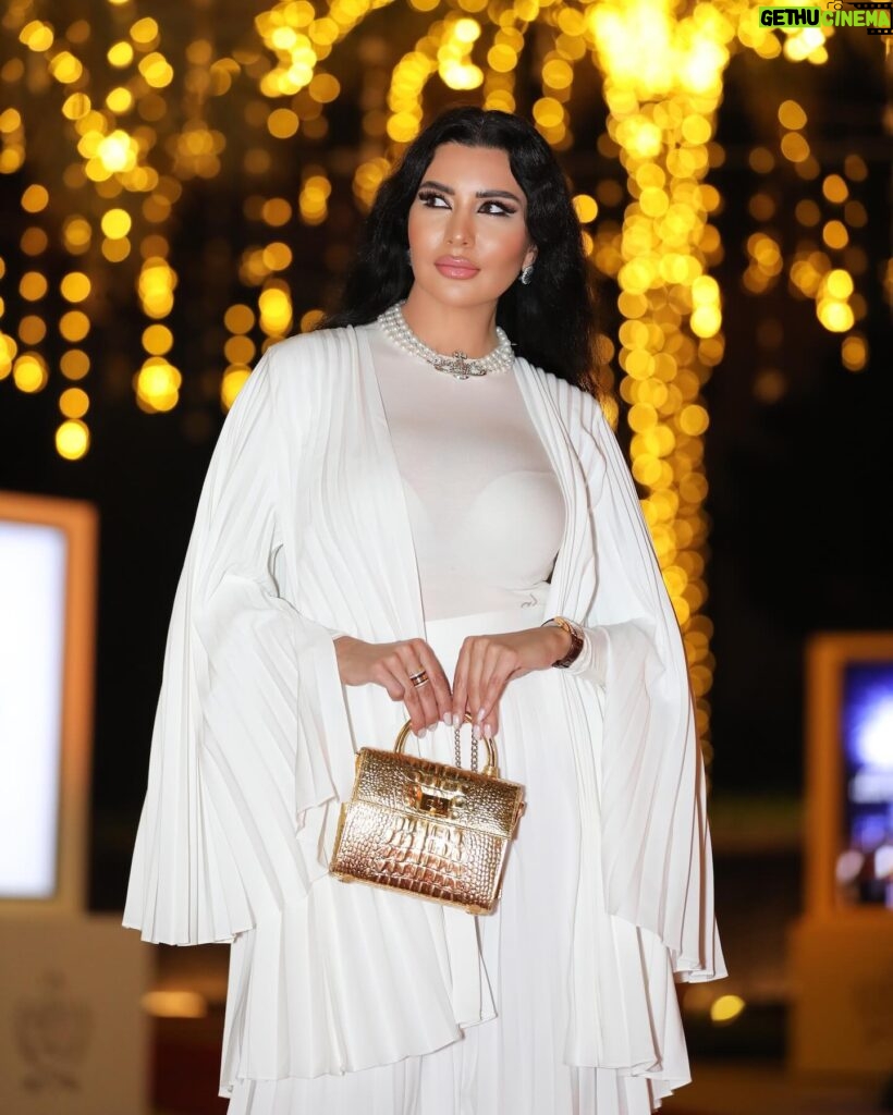 Lamitta Frangieh Instagram - Dubai Nights 🌙✨
Outfit @musedboutique 
📸 @se3aphotography 
Makeup @lasirenegroup 
@palazzoversacedubai 
.
.
#dubainight #lamittafrangieh #palazzoversacedubai #brunette #iconic #ladyinwhite