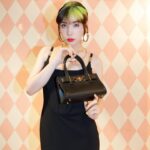 Riisa Naka Instagram - ヴェルサーチェのブランド最⼤級のポップアップストアが
阪急うめだ本館3階 モード ポップ アップ サーカスにて
本日の4⽉3⽇(水)～28日(日)までオープン🌹

今日はポップアップ初日💖
阪急うめだに遊びに行ってきました✈️✨

昨年のミラノコレクションで発表されたメデューサ'95✨ミラノでショーをみたその日からとっても楽しみにしていてやっと日本でお目にかかれた🥹💕
ダイアナ妃が当時使用していたハンドバッグからインスピレーションを得て作られたトップハンドルバッグが中心となりたくさんの新作をチェックできる今回のチャンスをお見逃しなく💋

プリクラもあったり楽しかったぁ😻
社長のパスクアレ・デ・サンティスさんともミラノぶりにご挨拶できました✨

私の目星はピンクのリボンバレエシューズ🩰とカチューシャ🎀✨スーパーモテ💕💕💕

@Versace
#Versace
#VersaceMoments
#VersaceSS24
#VersaceIcons
#PR