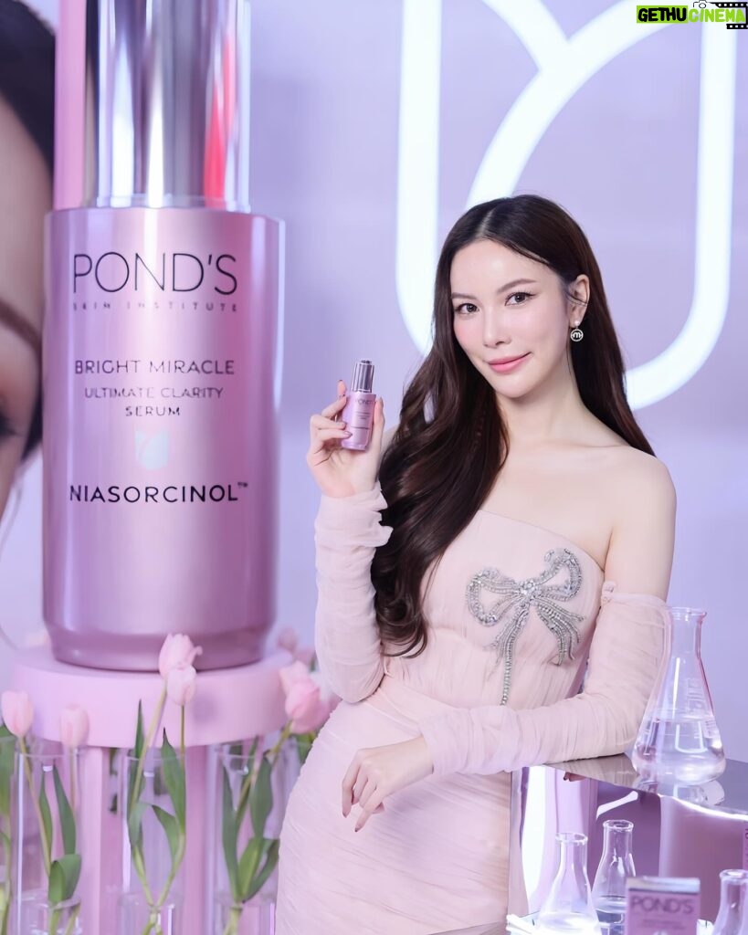 Worranit Thawornwong Instagram - งานสวยเกิ้นนนนน ✨ ครั้งแรกในเอเชีย กับ Pop-up Store ของ Pond’s Skin Institute งานนี้ POND‘S เขาจัดงานMiracles Happen ยิ่งใหญ่จริงๆ ที่กรี๊ดสุดคือได้เจอ TZUYU ด้วย 🌷💗 

ต้องมีแล้วนะ ! POND’S Bright Miracle Serum 💓 ปรับสูตรใหม่จริงจังเรื่องวิทยาศาสตร์มากขึ้น เพราะส่วนผสมสุดปังอย่าง Niasorcinol™️ ช่วยผิวสวยกระจ่างใสกันไปเลย 🌷✨ 

@pondsthailand 

#PondsTH
#MiraclesHappen
#PondsSkinInstituteTH