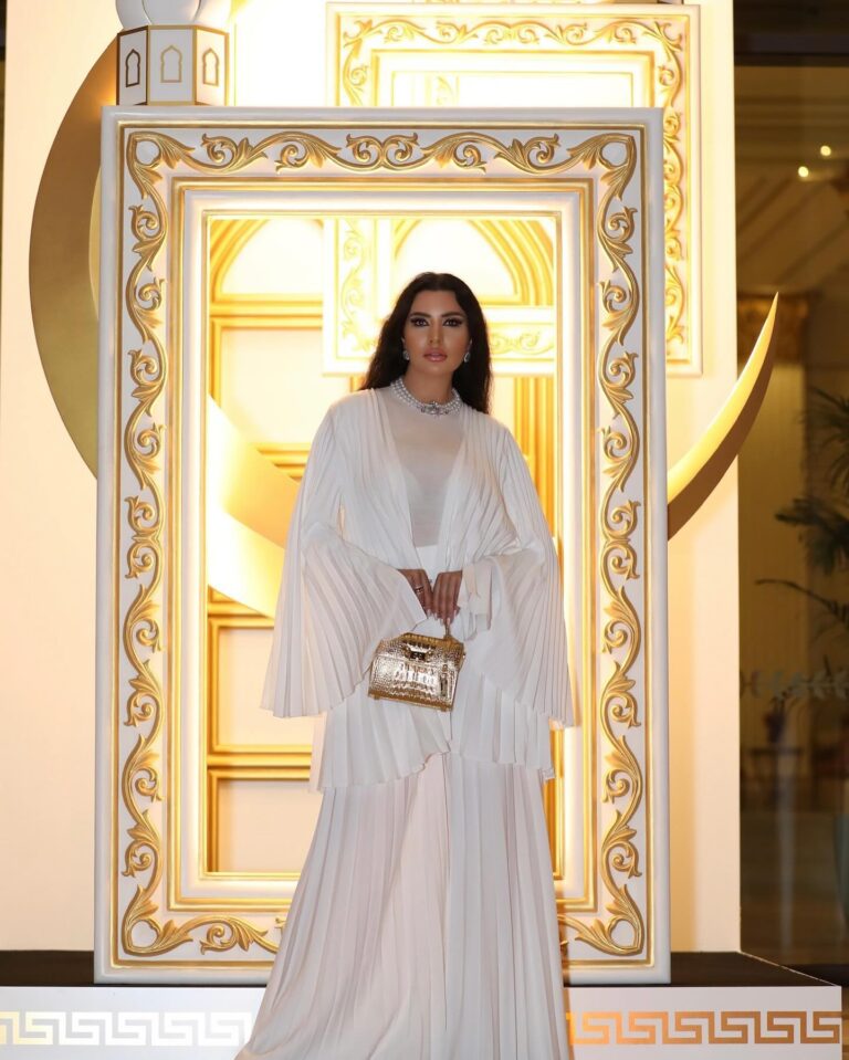 Lamitta Frangieh Instagram - Dubai Nights 🌙✨
Outfit @musedboutique 
📸 @se3aphotography 
Makeup @lasirenegroup 
@palazzoversacedubai 
.
.
#dubainight #lamittafrangieh #palazzoversacedubai #brunette #iconic #ladyinwhite