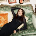 Karla Souza Instagram - Una noche llena de nostalgia! 11 años del estreno de “Nosotros Los Nobles”
No se pierdan la oportunidad de volver a ver “Nosotros Los Nobles” en @cinemex a partir del 11 se abril en todo el país. 

Vestido: @maisonalaia @elpalaciodehierro
Zapatos: @louboutinworld
Reloj: @omega
Joyería: @cartier