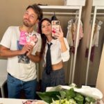 Gimena Accardi Instagram - finalmente, esta semana estrenamos EN OTRAS PALABRAS, y ni siquiera se como explicar lo que siento. todo es soñado y angelado. hace 25 años trabajo como actriz, y sin dudas, es el proyecto más sensible y hermoso que hice. distinto a todo y mágico. las críticas son unánimes y superaron todas nuestras espectativas, aplauden de pie y llenaron las funciones. GRACIAS! estamos bajo la dirección y el comando de @nicovazquezok que encontró esta pieza inglesa y la adaptó como los dioses, nos dirigió con la sensibilidad, exigencia y detallismo que requiere una obra así y logró sacar lo mejor de nosotros, te amo, sos EL UNO. un actor amigo que deja la vara muy alta y es la revelación absoluta, me encanta trabajar con vos @andresgill gracias por tu sutileza y entrega arriba del escenario, sos bábaro! una puesta de luces que cobra vida y es un “3er personaje” de la mano de @mariano_demaria el NUMERO UNO en esto! sos fabuloso! la escenografía mitad naturalismo y mitad onírica para explicar a la perfección distintos mundos, sos un capo total @tato.jpg . nuestro asistente de dirección @grassicris siempre al pie, poniendole toda la pasión posible, gracias por estar siempre! los productores de lujo que son familia y amigos, los amo @armodamian @candelariaaudi @paulkirzner y el vestuario que cuenta historias año tras año, gracias @vanemascolook 
todo el equipo técnico que está detrás haciendo todo para que nos luzcamos, abal, seba, gusti, brenda, flor, laura, joaco, sabri, charlie, pablo y charly 2. 
y gracias a la sala @teatrometropolitanok y sus encargados: pablo kompel, ariel stolier, jon goransky y carla por la calidez y el hermoso recibimiento de esta pieza. y gracias a lxs acomodadores, boleterxs y limpieza, todos divinos! ESTAMOS MEGA FELICEEEEES! los esperamos!  @enotraspalabrasteatro