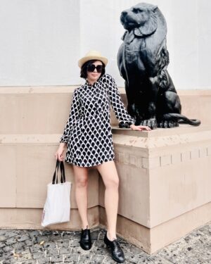 Beauty Gonzalez Instagram - The trouble with staying at nice hotels is 
sometimes it’s  just too nice and too comfy to leave! 
So hard to drag yourself out to see the sights when the hotel IS the SIGHT 😁 ha ha. 
But as they say, that’s a problem I’d like to have. 

Outside the Imperial Hotel in Delhi,
This majestic Art Deco lion is asking me not leave. 
🦁 how can I refuse.
