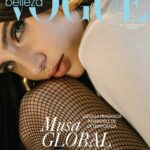 Macarena Achaga Instagram - El reflejo de una estrella en constante evolución, la actriz #MacarenaAchaga se convierte en una musa de inspiración absoluta para nuestro suplemento de #VogueBelleza, donde destella de la mano de @rabanne. “La apariencia cambia en el tiempo, entonces creo que reencontrarte contigo, a lo largo de los años, y todas las veces ser tú, es la belleza real”, nos comparte en exclusiva en una edición inspirada en la primavera, los aromas y las tendencias que nos seducen esta temporada.

Fotografía: @karlalisker
Estilismo: @praymoses.studio
Entrevista: @luzbedolla
Peinado: @_antonalexander
Maquillaje: @gusbortolotti
Realización: @karina_ulloa @valecollado
