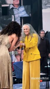 Débora Nascimento Instagram - Vou levar a vida toda pra entender o que aconteceu aqui.
Me sinto abençoada de poder compartilhar minha história e de Bella com Maria Bethânia, para Maria Bethânia, nesse especial com Caetano que vai reverberar na gente por muito tempo. 🤍