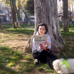 Merve Boluğur Instagram - Okulda oynamaktan en Zevk aldığım oyundu Hırçın kız..tekrar elime aldım o günlere döndüm☀️ mizanseni bol,bir oyuncunun işçiliğini geliştirmek babında oldukça etkilidir...sizin en sevdikleriniz neler?