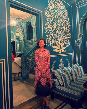 Beauty Gonzalez Instagram - Lucky I didn’t wear a blue dress to this Resto or I would have Sherlock Holmes’d it 💙
Perfect ambiance.. I love it when they mix  pre colonial architecture with modern aesthetics.
And they had Carbonara for Olivia
 so everyone was happy😁
