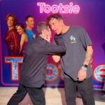 Nicolás Vázquez Instagram - Un carrete de super casi angeles y amor! ❤️
Después de muchos años nos reencontramos con @tomasrossok y fue como si nos hubiéramos visto ayer. El amor está intacto. Hermoso recibirte en el teatro y tus palabras tan especiales para mi.
Obvio que teniamos que hacer uno de nuestros saludos de ficción. 😂
Te quiero mucho!!
🙌🏽🤍