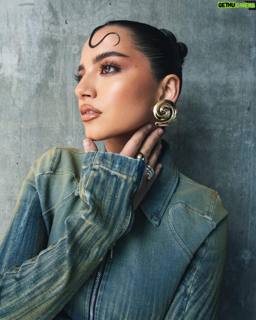 Isabela Merced Instagram - Turtles Boots the House Down 🐢🌀✨💅🏽
S/o to @_miazaki_ for the photos & @diesel for the fit & @chloeandchenelle for finding these thought spiral earrings for me!!! Turtles All the Way Down May 2nd on @streamonmax TELL EVERYONE 🗣️🫂