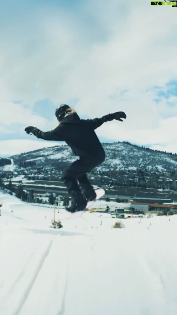 Kinsey Wolanski Instagram - I told myself this winter I wanted to go snowboarding more then just once a year and actually allow myself time to improve  and I am now so addicted and excited about my progress 🥹 @woodwardparkcity 

#snowboarding #winter #sports