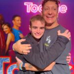 Nicolás Vázquez Instagram - Un carrete de super casi angeles y amor! ❤️
Después de muchos años nos reencontramos con @tomasrossok y fue como si nos hubiéramos visto ayer. El amor está intacto. Hermoso recibirte en el teatro y tus palabras tan especiales para mi.
Obvio que teniamos que hacer uno de nuestros saludos de ficción. 😂
Te quiero mucho!!
🙌🏽🤍