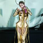 Jolin Tsai Instagram - 哪一夜
騎士們把每個音符都唱滿
自己就像飄在某處靜止了
再也無法用任何語言表達
只想好好牢牢記住那一刻

 #uglybeauty2024深圳站
@whitakermalem