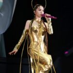 Jolin Tsai Instagram - 哪一夜
騎士們把每個音符都唱滿
自己就像飄在某處靜止了
再也無法用任何語言表達
只想好好牢牢記住那一刻

 #uglybeauty2024深圳站
@whitakermalem