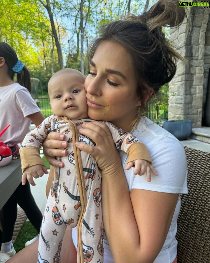 Jessie James Decker Instagram - My sis in law @aligreen13 says Denver looks like me and snapped this pic to show me just now .  I know my children mostly look like their daddy but it made me feel good to hear😂 do yall see it?