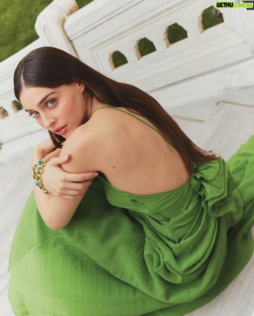 Cemre Baysel Instagram - @instyleturkish de bu ay ben varım!
Şahane bir ekiple muhteşem bir çekim yaptık.
Beni prenses gibi hissettirdiğiniz için çoook teşekkürler 💚🍃